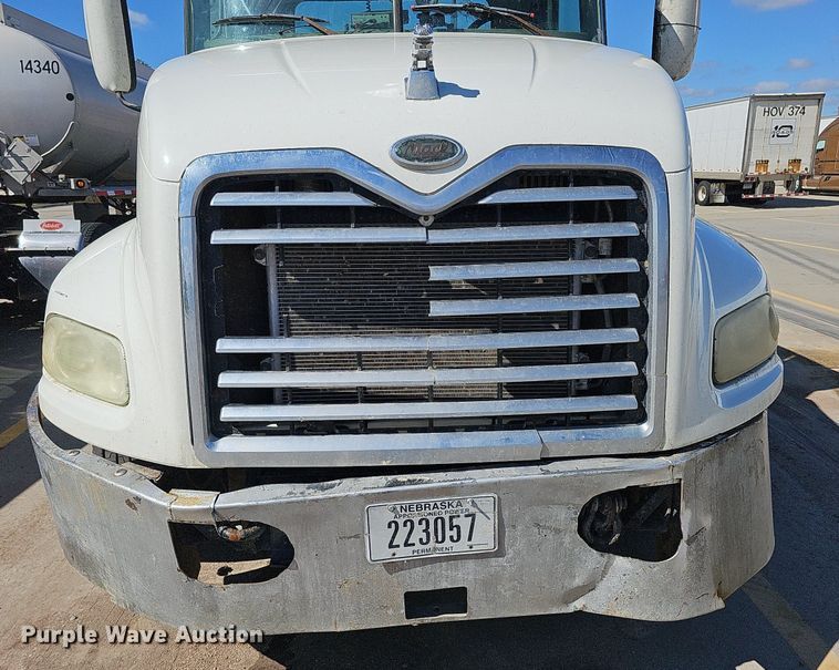 image for item DQ1170 2004 Mack CX613  truck tractor