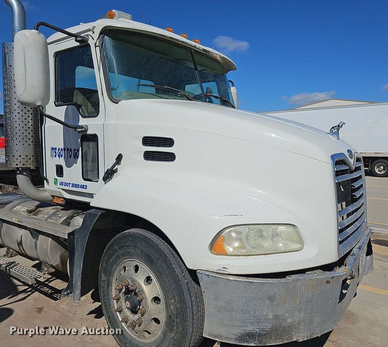 image for item DQ1170 2004 Mack CX613  truck tractor