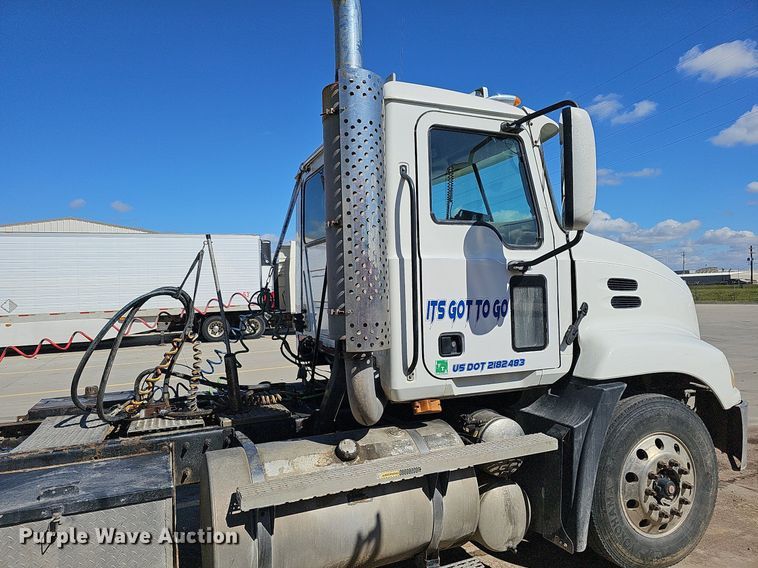 image for item DQ1170 2004 Mack CX613  truck tractor