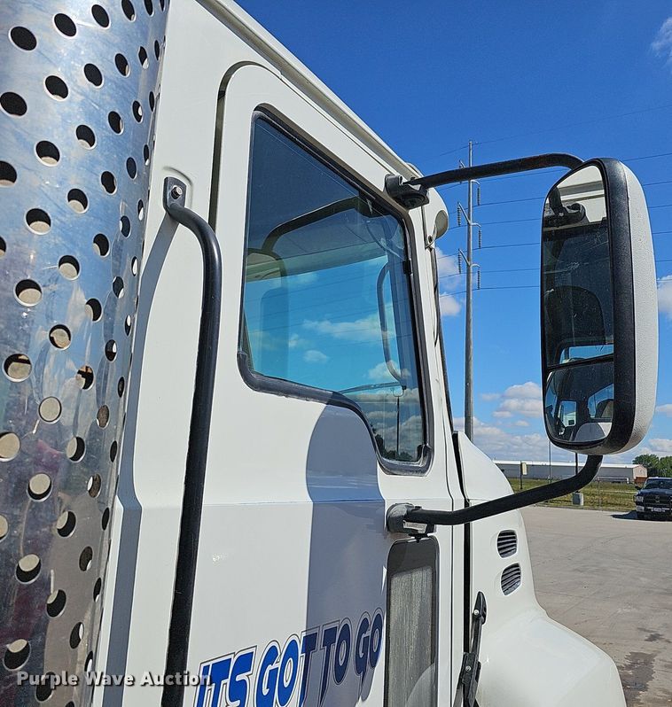 image for item DQ1170 2004 Mack CX613  truck tractor