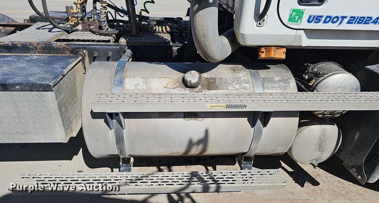 image for item DQ1170 2004 Mack CX613  truck tractor