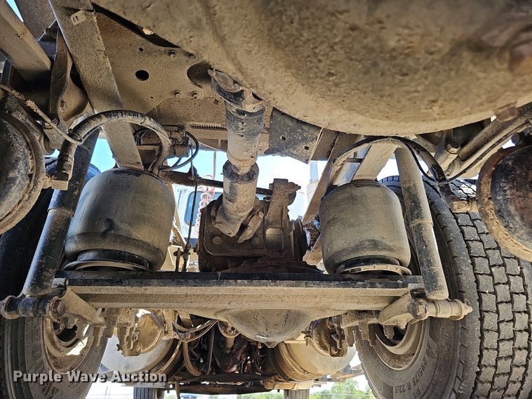 image for item DQ1170 2004 Mack CX613  truck tractor