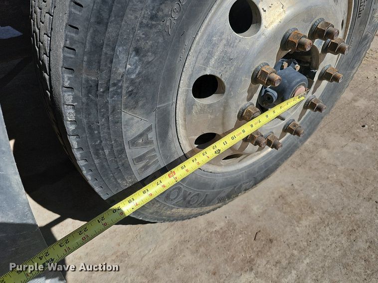 image for item DQ1170 2004 Mack CX613  truck tractor