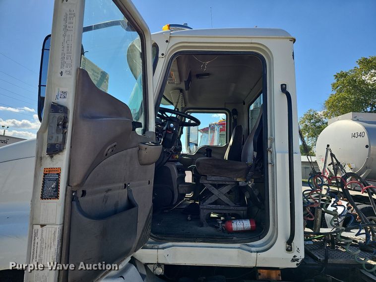 image for item DQ1170 2004 Mack CX613  truck tractor