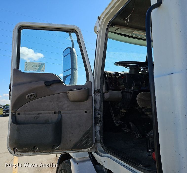 image for item DQ1170 2004 Mack CX613  truck tractor