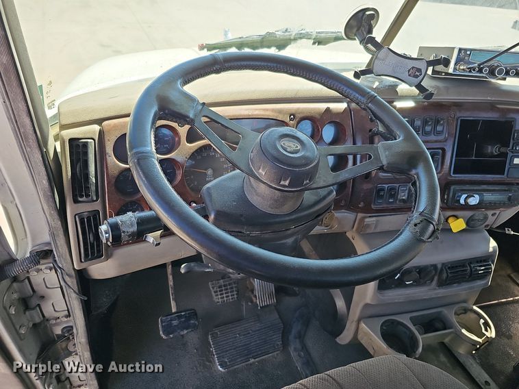 image for item DQ1170 2004 Mack CX613  truck tractor