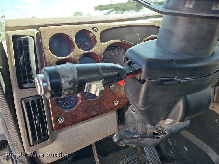 image for item DQ1170 2004 Mack CX613  truck tractor