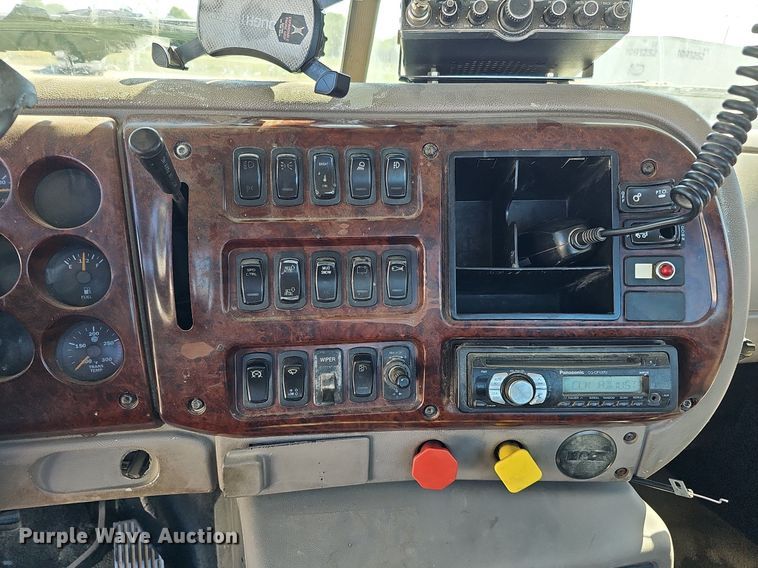 image for item DQ1170 2004 Mack CX613  truck tractor