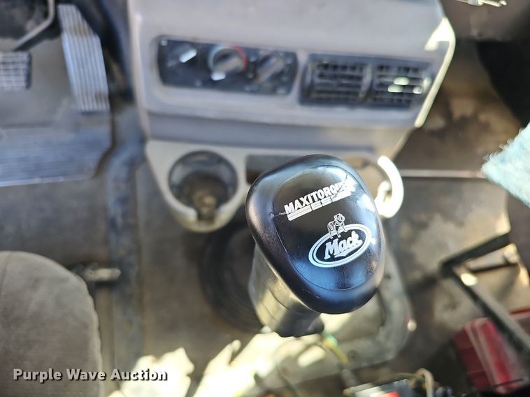 image for item DQ1170 2004 Mack CX613  truck tractor