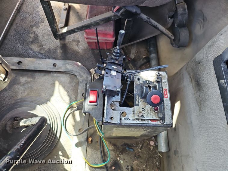 image for item DQ1170 2004 Mack CX613  truck tractor