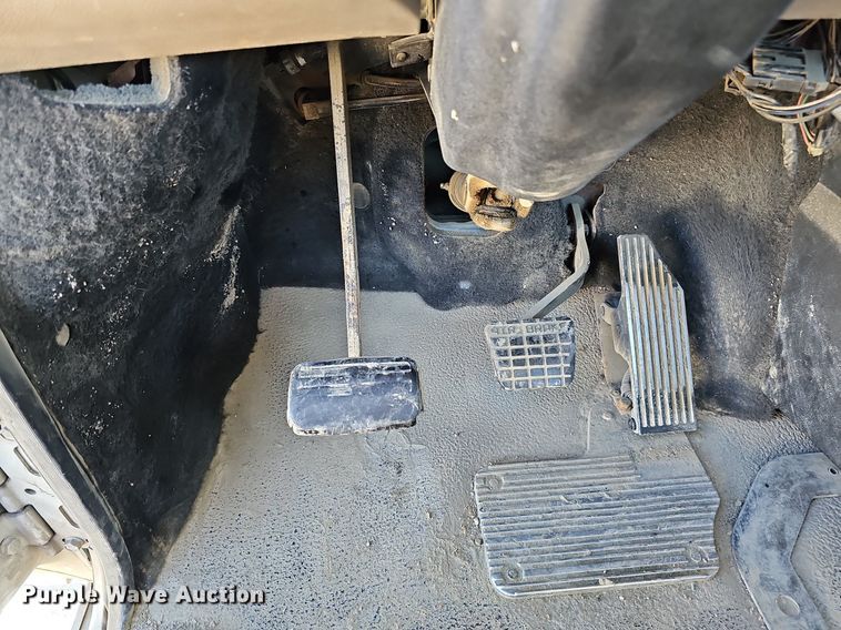 image for item DQ1170 2004 Mack CX613  truck tractor