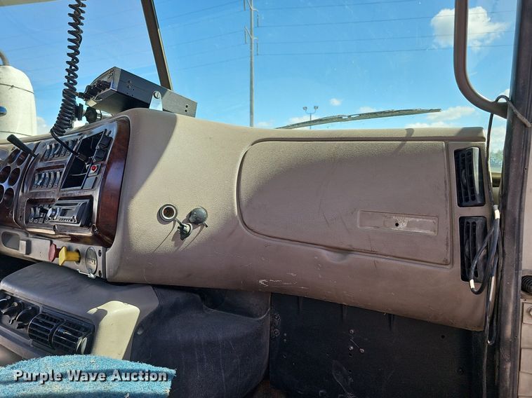 image for item DQ1170 2004 Mack CX613  truck tractor