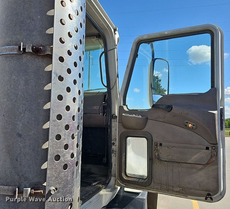 image for item DQ1170 2004 Mack CX613  truck tractor