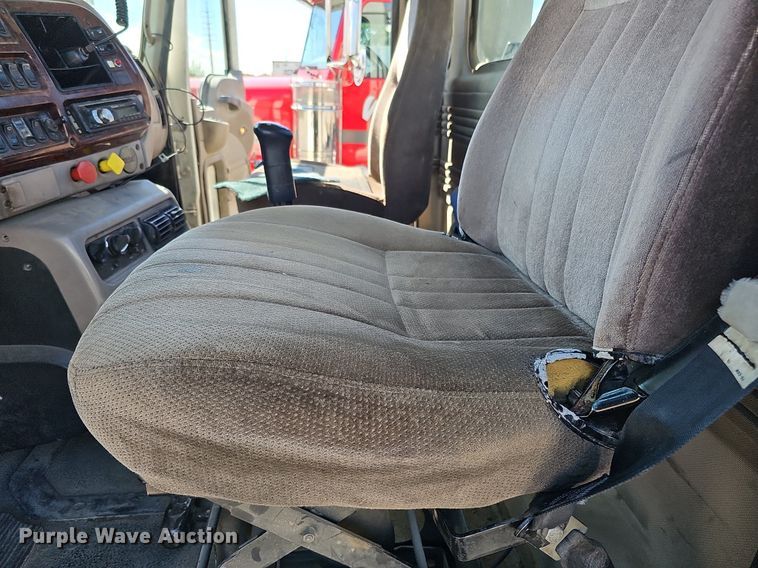 image for item DQ1170 2004 Mack CX613  truck tractor