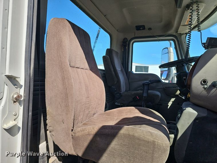 image for item DQ1170 2004 Mack CX613  truck tractor