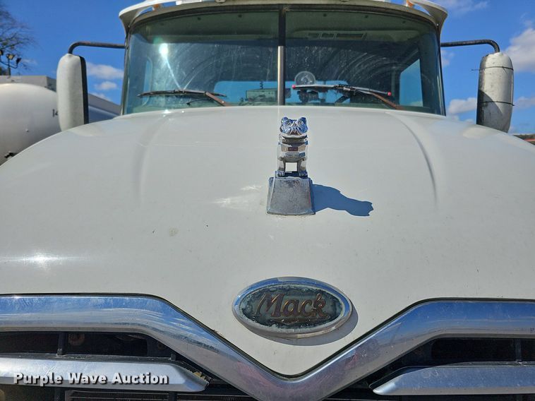 image for item DQ1170 2004 Mack CX613  truck tractor