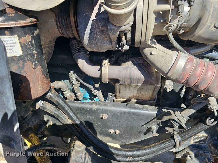 image for item DQ1170 2004 Mack CX613  truck tractor