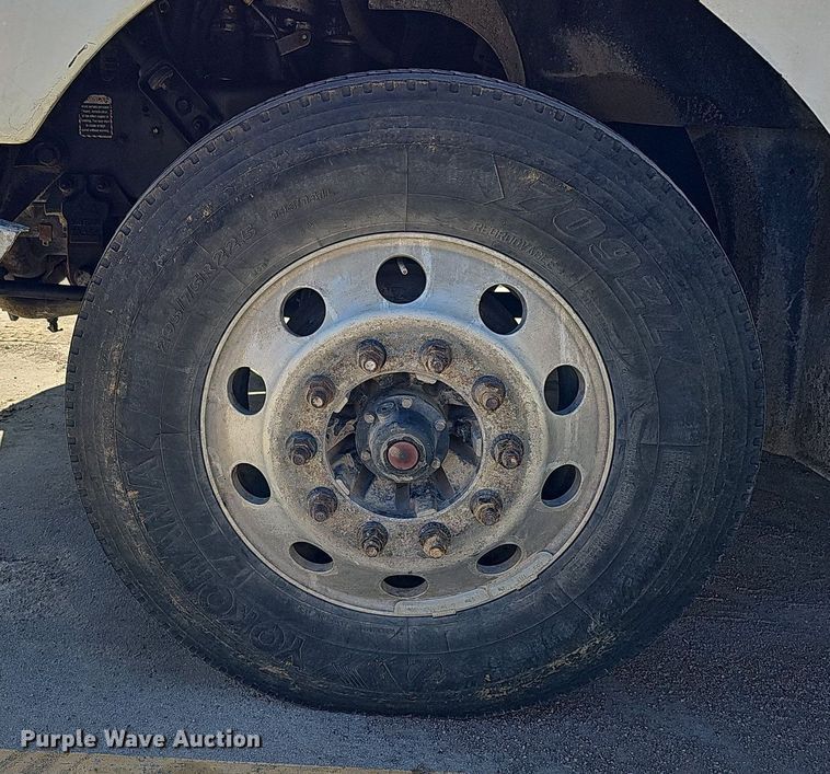 image for item DQ1170 2004 Mack CX613  truck tractor