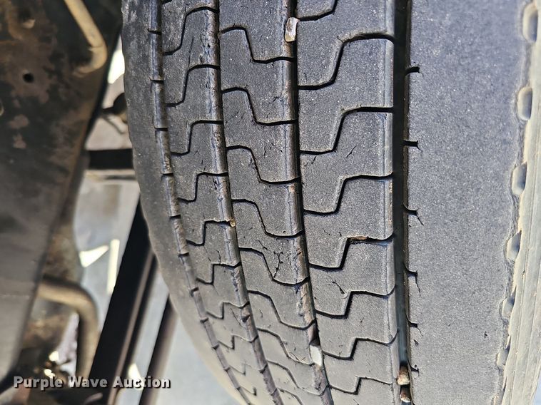 image for item DQ1170 2004 Mack CX613  truck tractor