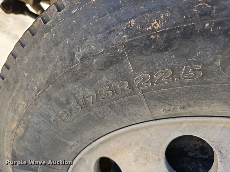 image for item DQ1170 2004 Mack CX613  truck tractor