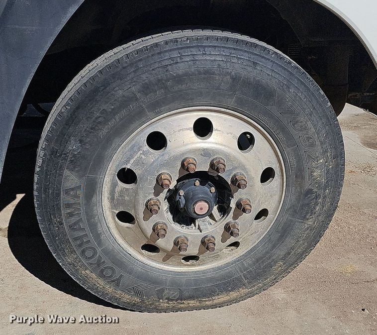 image for item DQ1170 2004 Mack CX613  truck tractor