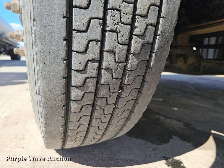 image for item DQ1170 2004 Mack CX613  truck tractor