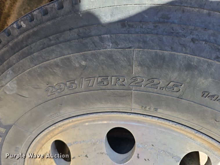 image for item DQ1170 2004 Mack CX613  truck tractor