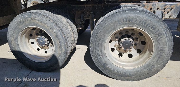 image for item DQ1170 2004 Mack CX613  truck tractor