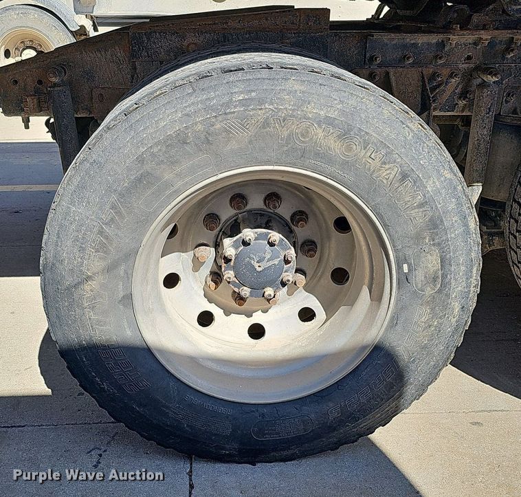 image for item DQ1170 2004 Mack CX613  truck tractor