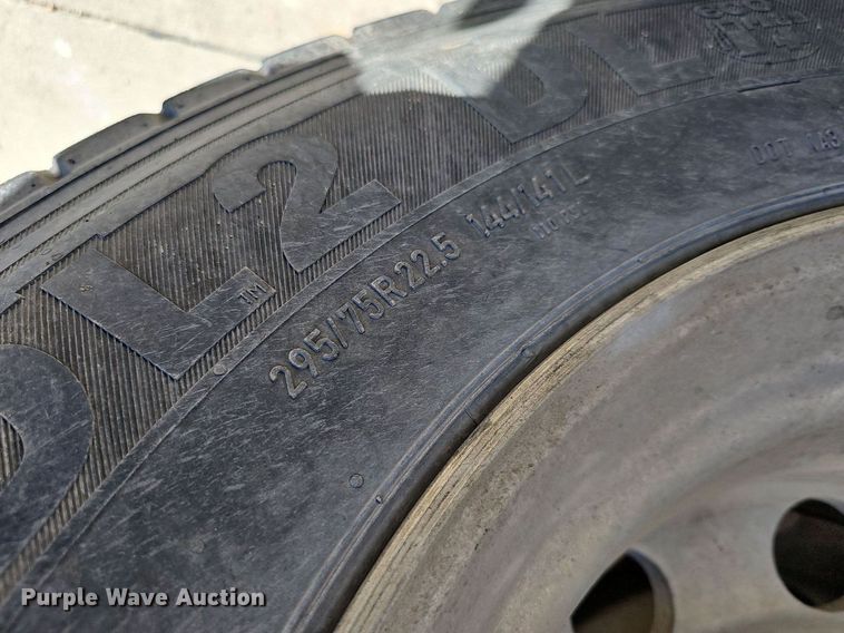 image for item DQ1170 2004 Mack CX613  truck tractor