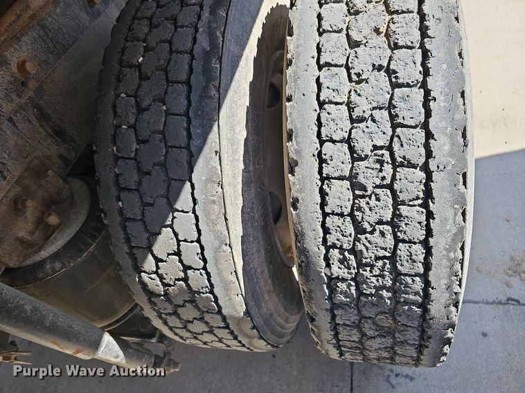 image for item DQ1170 2004 Mack CX613  truck tractor