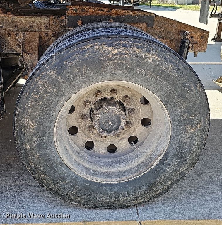 image for item DQ1170 2004 Mack CX613  truck tractor