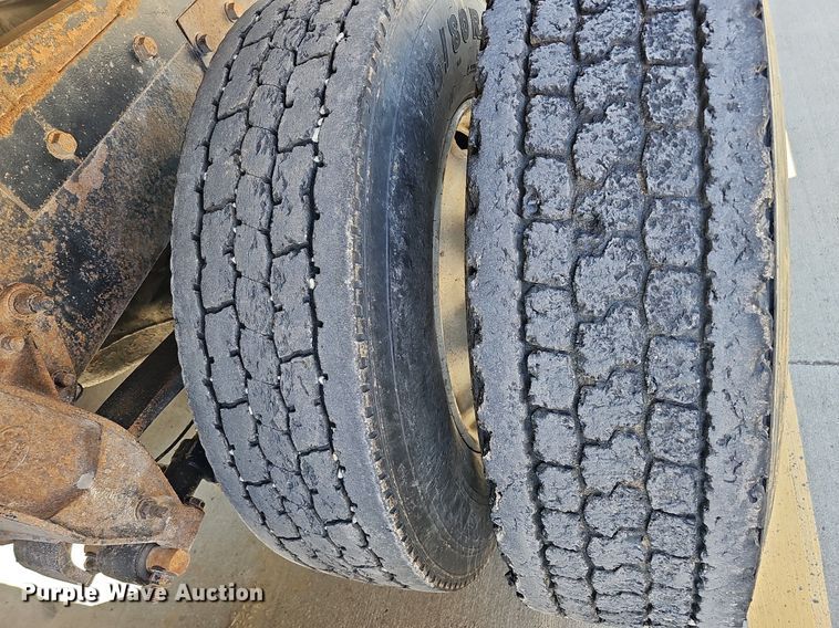 image for item DQ1170 2004 Mack CX613  truck tractor