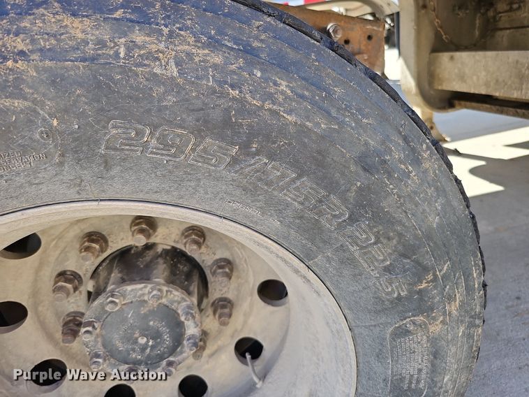 image for item DQ1170 2004 Mack CX613  truck tractor