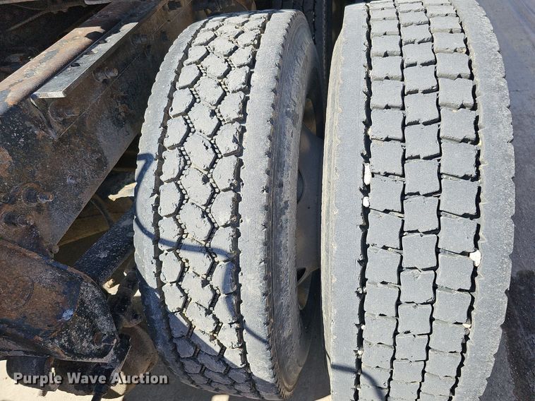 image for item DQ1170 2004 Mack CX613  truck tractor