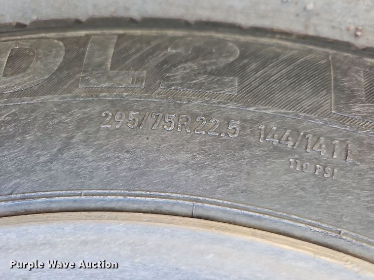 image for item DQ1170 2004 Mack CX613  truck tractor