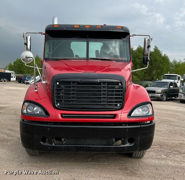 image for item DQ2206 2005 Freightliner Columbia  semi truck