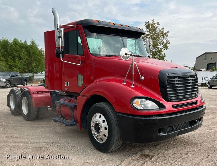 image for item DQ2206 2005 Freightliner Columbia  semi truck