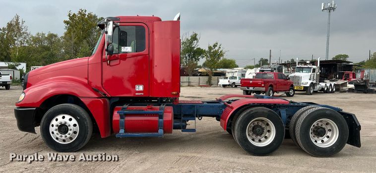 image for item DQ2206 2005 Freightliner Columbia  semi truck