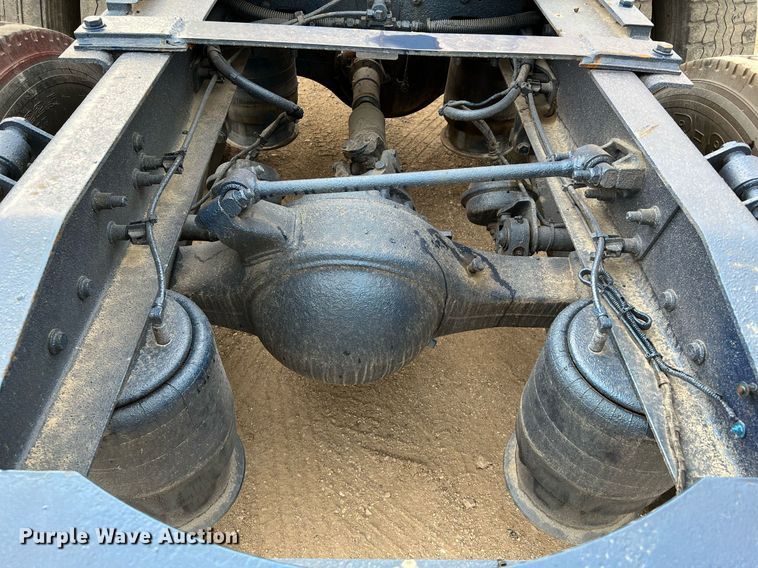 image for item DQ2206 2005 Freightliner Columbia  semi truck