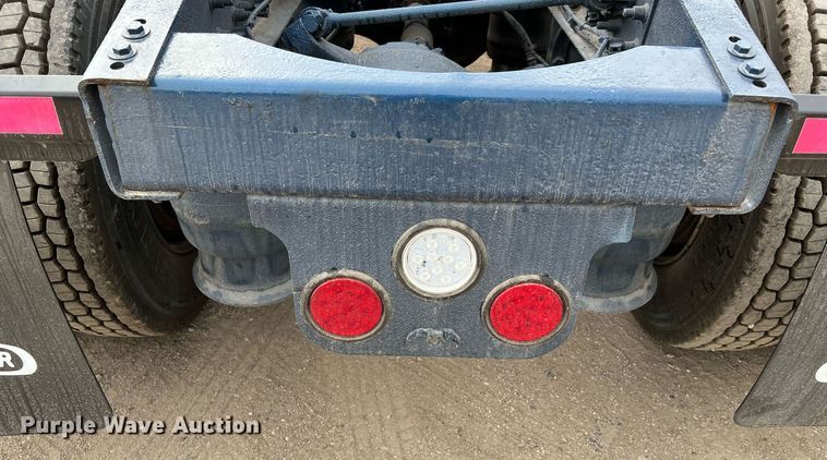 image for item DQ2206 2005 Freightliner Columbia  semi truck