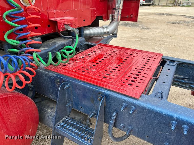 image for item DQ2206 2005 Freightliner Columbia  semi truck