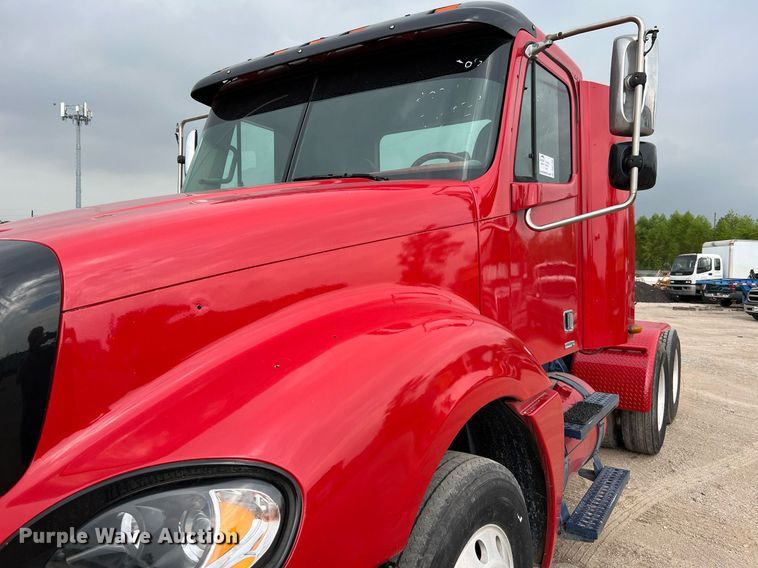 image for item DQ2206 2005 Freightliner Columbia  semi truck