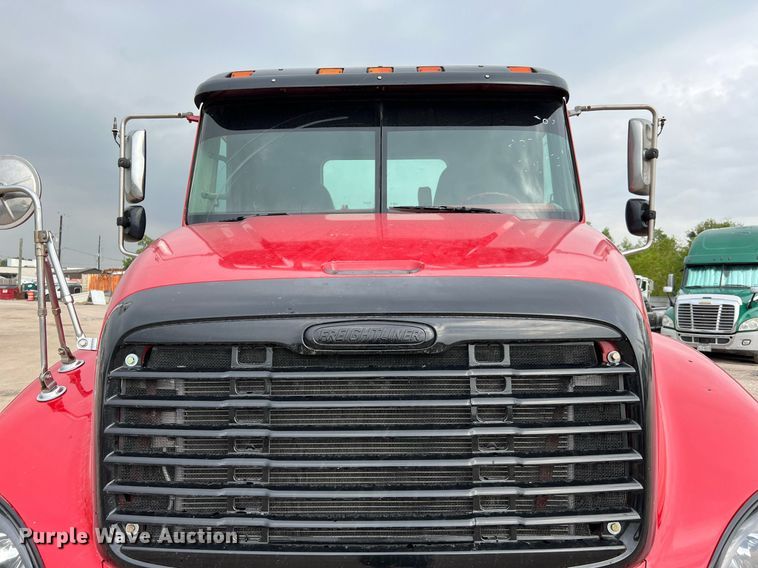 image for item DQ2206 2005 Freightliner Columbia  semi truck