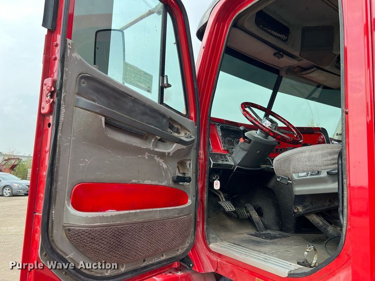 image for item DQ2206 2005 Freightliner Columbia  semi truck