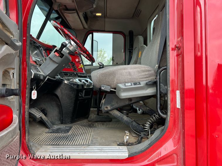 image for item DQ2206 2005 Freightliner Columbia  semi truck