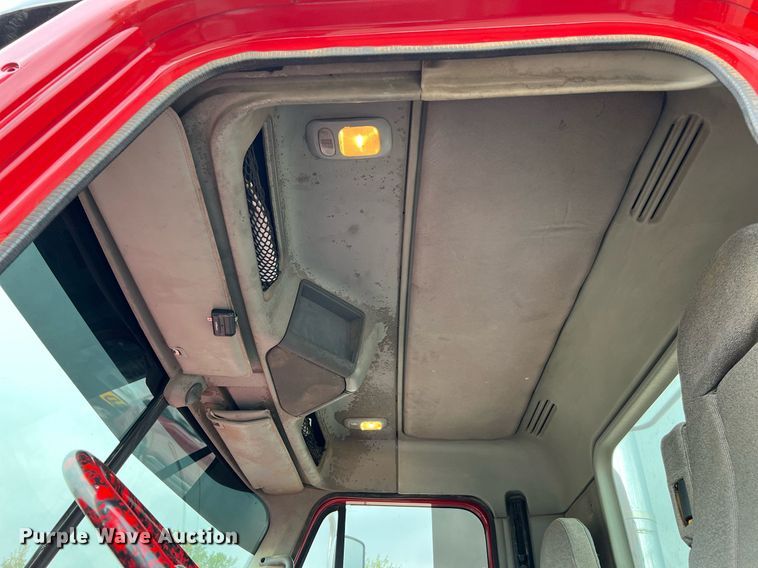 image for item DQ2206 2005 Freightliner Columbia  semi truck