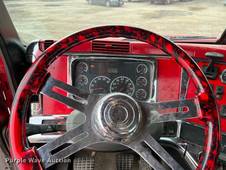 image for item DQ2206 2005 Freightliner Columbia  semi truck