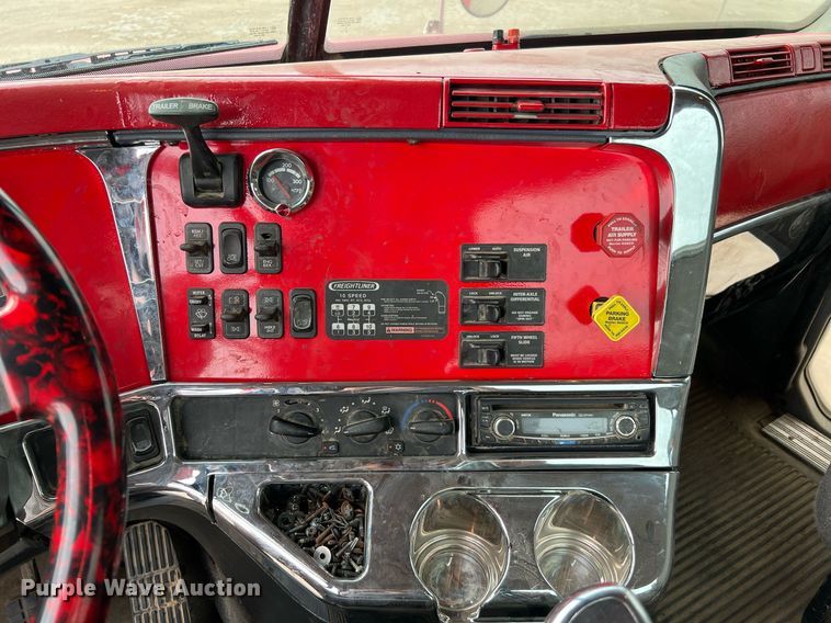 image for item DQ2206 2005 Freightliner Columbia  semi truck