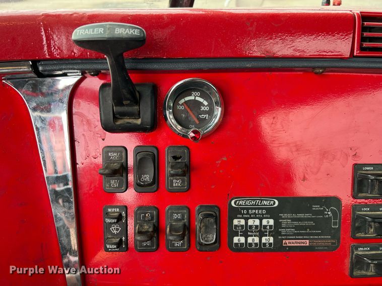 image for item DQ2206 2005 Freightliner Columbia  semi truck